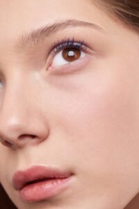 Gros plan sur l'œil d'une femme mettant l'accent sur la beauté naturelle et les soins de la peau.