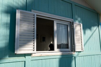 L’importance des volets et magasins pour améliorer l’isolation thermique