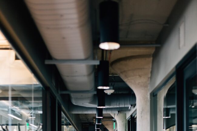 photographie architecturale d'un bâtiment en béton blanc
